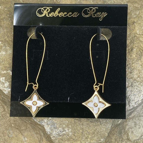 2” Kidney shape pierced ear wire with shell clover charm. Hypoallergenic - Picture 1 of 2